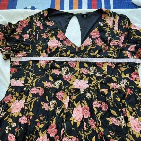 torrid WALK THROUGH MAXI DRESS - STRETCH CHALLIS BLACK‎ FLORAL Size 28 - Picture 7 of 12